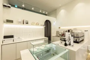 화이트 수직타일과 간접조명이 어우러진 카페 바